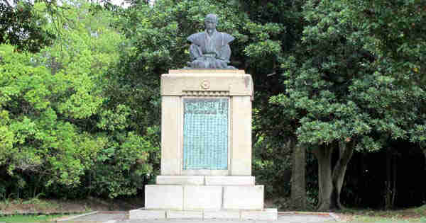 山鹿素行銅像